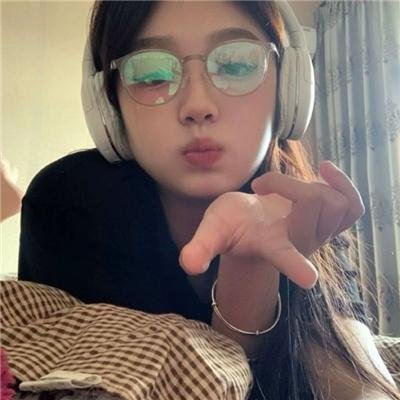 两颗孤独心灵的温情携手
